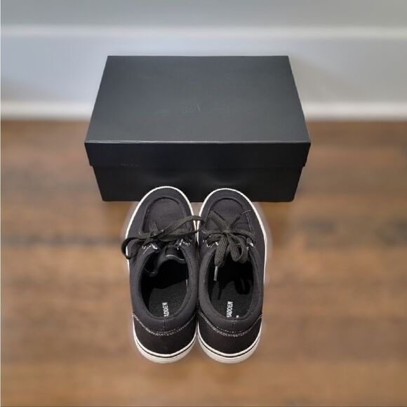 New STEVE Madden Black Size 6 converse style - Picture 2 of 7